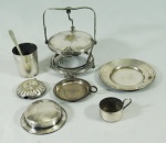 Lote contendo 8 peças em metal espessurado a prata, sendo : queijeira sem recipiente,  copo e 6 peças diversas.