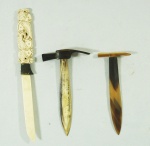 Lote com 3 peças para abrir cartas, sendo: 2 em chifre em formato de martelo ( 14 cm e 15 cm) e 1 espátula em marfim (23 cm)