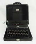 Lote com uma antiga máquina de escrever da marca Royal. No estado.