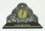 Relógio de mesa da marca ORIS,  em madeira com frente em prata. No estado (não testado). Medidas 12x19 cm