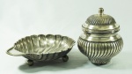 Lote com 2 peças em metal espessurado a prata, sendo: 1 bomboniere (19 cm ) e uma petisqueira no formato de concha ( 24 cm)