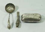 Lote com 3 peças sendo: 1 pequena concha em metal ( 12 cm) ; 1 caixinha ( 3 x 8 x 4 cm) e 1 ponta de bomba para chimarrão em prata(9 cm) . Peso total 53 gr.