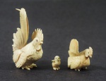 Mini esculturas em marfim: galo, galinha e pintinho. Medidas: maior 6 cm  menor 1 cm
