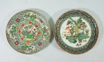 Lote c/2 pratos decorativos em porcelana chinesa policromada med. 20 cm diâm. cada