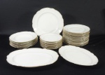 Aparelho de jantar em porcelana CT Germany, branco com friso dourado,  com 29 peças: 12 pratos rasos; 6 fundos; 8 sobremesa; 2 travessas ovais e 1 redonda (29 peças).