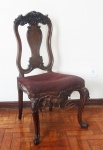 Cadeira em madeira entalhada, com assento de mola, med. 90x50x42 cm. OBS: RETIRADA AGENDADA NO BAIRRO DE COPACABANA.
