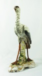 Escultura em porcelana representando Garça, med. 51 cm (bico e algumas flores quebrados)