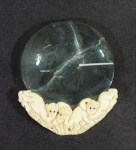 Lupa em marfim, adornada com figuras de macacos (vidro quebrado)