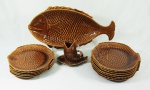 Conjunto em cerâmica marrom em formato de peixe, composto de 12 pratos, 1 molheira e 1 travessa