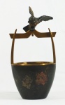 Vaso com interior em metal dourado e parte externa com pintura floral, alça encimada com figura de Aguia. Medidas 34 x 17 x 16 cm.