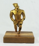 Escultura articulada em banho de ouro 24K , tiragem 600/1600 AP . Coloso. Perú. Certificado da Galeria Cano. Representando Figura Masculina, base em madeira. Medidas 20 x 11 cm.