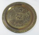 Medalhão chinês, em metal dourado decorado c/ animais  em baixo relevo, 50 cm de diâmetro