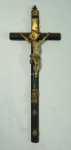 Crucifixo em bronze pintado, adornos em metal e cruz em madeira, medindo 36x13 cm