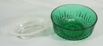 Lote composto de saladeira em vidro na cor verde  com 22 cm de diâmetro e porta bala em vidro trabalhado medindo 23x17 cm