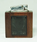 Isqueiro em madeira nobre jacarandá, c/ placa comemorativa dos 142 anos do Jornal do Comércio ( mecanismo não testado)