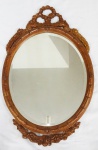 Espelho em cerejeira, decoração floral, espelho bisotado. Medida, 83 x 50 cm.