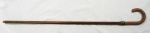Bengala em madeira com anel em metal com monograma, medindo 107 cm. (falta ponteira).