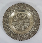 Medalhão boliviano, em metal espessurado a prata, decoração floral em relevo, diâmetro 30 cm