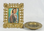Lote composto por cinzeiro com 17 cm de diâmetro e porta retrato medindo 24x20 cm, em bronze