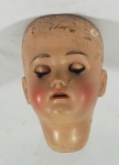 Antiga cabeça de boneco em porcelana alemã de colecionismo, olhos em vidro, medindo 16x12 cm