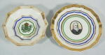 2 pequenos pratos em  porcelana portuguesa, de coleção, decoração com motivos imperiais, medindo 13 e 16 cm de diâmetro