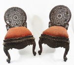 Par de cadeiras indo portuguesas, em madeira ricamente trabalhada, assentos estofados ( no estado, 1 cadeira necessita restauro), medidas 90x54x50 cm