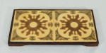 Descanso de panela em jacarandá e c/ 2 azulejos, medindo 32 x 17 cm