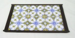Grande bandeja composta de 6 azulejos e emoldurado em jacarandá, apresenta marcas do tempo, medindo 52 x 32 cm.