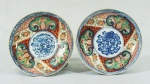 Par de covilhetes em porcelana japonesa Imari, ricamente trabalhado, em tons de azul, , rouge de fer, verde e ouro, inscrições na base, com 12 cm de diâmetro