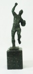 HUMBERTO COZZO- Escultura em bronze representando Pelé em seu milésimo gol, base em mármore negro, assinatura no bronze, altura total 37 cm