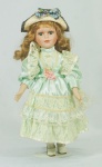 Boneca com vestimenta em estilo antigo, com cabeça  e mãos em porcelana. Alt. 43 cm. VENDA REVERTIDA PARA PRÓ CRIANÇA CARDÍACA DA DRA ROSA CÉLIA.