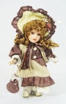 Boneca com vestimenta em estilo antigo, com cabeça  e mãos em porcelana. Alt. 27 cm. VENDA REVERTIDA PARA PRÓ CRIANÇA CARDÍACA DA DRA ROSA CÉLIA.