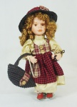 Boneca com vestimenta em estilo antigo, com cabeça  e mãos em porcelana. Alt. 31 cm. VENDA REVERTIDA PARA PRÓ CRIANÇA CARDÍACA DA DRA ROSA CÉLIA