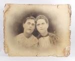 PELAYO, Joleal. Irmãs gêmeas. 18--. 1 fot. : p&b.; 50 cm x 64 cm. Imagem horizontal. Pose de frente de duas mulheres. Estado: foto em papel cartonado envelhecido apresentando manchas e nas laterais contém alguns rasgos.