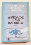 BARBOSA, Francisco de Assis. A vida de Lima Barreto, 1881-1922. 5 ed. Brasília: MEC, 1975. 412 p.: il. p&b.; 21 cm x 14 cm. (Documentos Brasileiros). Aprox. 600 g. Assunto: Lima Barreto. Idioma: Português. Estado: Livro com capa envelhecida.