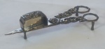 Tesoura espivitadeira, prata portuguesa, contraste P coroa,  decorada com flores e arabescos, medindo 15 cm, peso 100 g.