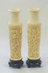 Par de ânforas em marfim esculpido, acompanha peanha em madeira, altura 18 cm