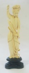 Estatueta de marfim esculpido, representando Gueixa c/ espada (falta arma na mão e pescoço está colado), acompanha peanha em madeira trabalhada, altura 19 cm