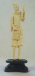 Escultura em marfim, representando Pescador acompanha peanha em madeira, medindo 14 cm