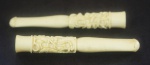 Par de piteiras em marfim esculpido c/ dragões, medindo 8 cm cada