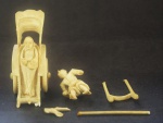 Riquixá em marfim esculpido (pequenos quebrados) no estado, medindo 6x8 cm