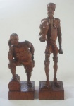 Duas esculturas em madeira, representando Dom Quixote e Sancho Panza, medindo 24 e 16 cm (Dom Quixote c/peq bicado)