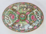 Travessa em porcelana chinesa, fundo rosa, decorado com cenas do cotidiano, flores e pássaros, assinado na base, medindo 26x36 cm
