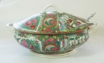 Sopeira em porcelana chinesa, acompanha tampa e concha, medindo 20x39x25 cm