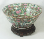 Grande bowl em porcelana chinesa , fundo rosa, acompanha peanha de madeira, 40 cm de diâmetro e 18 cm de altura.