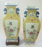 Par de vasos em porcelana chinesa, ricamente policromado, decorado c/ ânforas, flores e pássaros em reserva, 31 cm de altura, acompanha peanha.