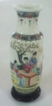 Vaso em porcelana chinesa, formato de balaustre, ricamente policromado, decorado com cenas do cotidiano, acompanha peanha, altura 37 cm