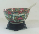 Pequeno bowl, c/ concha, em porcelana chinesa, fundo rosa, decoração floral, acompanha peanha, medindo 11 cm de diâmetro, 11 cm de altura e concha c/ 14 cm