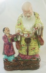 Grupo escultórico chinês, representando velho sábio c/ jovem aprendiz, ricamente policromado, altura 36 cm