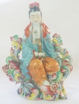 Grupo escultórico chinês, representando Deusa do amor, ricamente policromado, altura 27 cm
